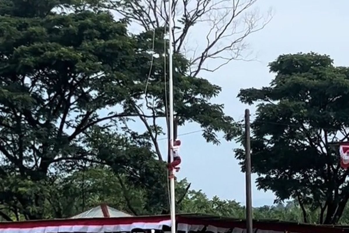 Momen Haru di Nagan Raya: Anak SD Panjat Tiang Demi Kibarkan Merah Putih