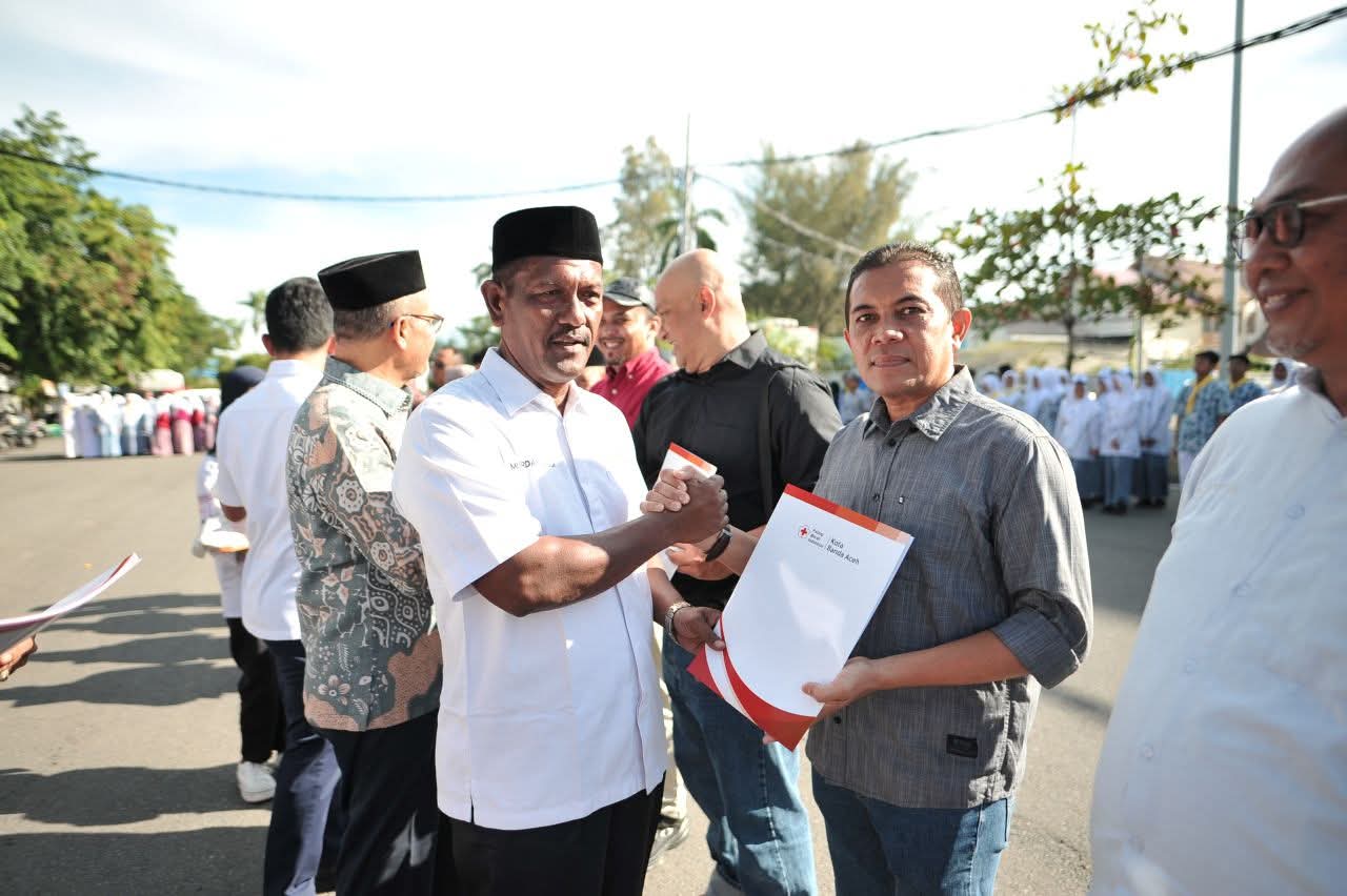 Peringati HUT PMI ke 80, PMI Kota Banda Aceh Serahkan Piagam Penghargaan dan Cinderamata Kepada para Pendonor