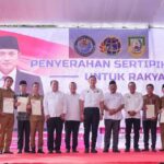 Menko AHY Serahkan Sertipikat Tanah di Bengkulu, Wamen Ossy Apresiasi Pemda