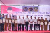 Menko AHY Serahkan Sertipikat Tanah di Bengkulu, Wamen Ossy Apresiasi Pemda