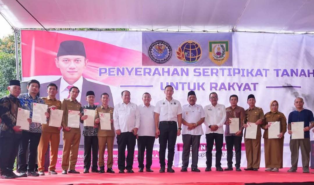 Menko AHY Serahkan Sertipikat Tanah di Bengkulu, Wamen Ossy Apresiasi Pemda