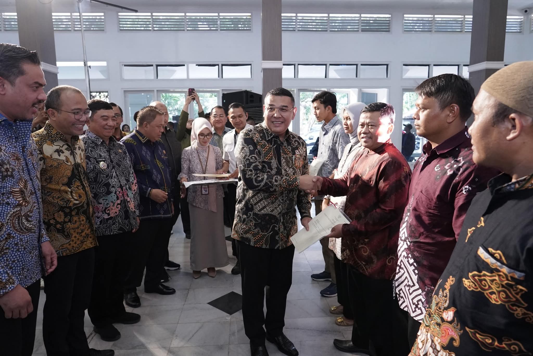 Wamen Ossy Serahkan Sertipikat Tanah Untuk Penggiat UMKM