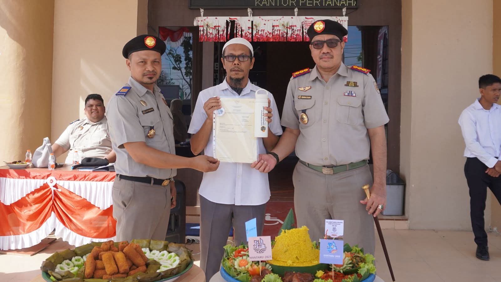 Kepala Kantor Pertanahan Aceh Singkil Serahkan Sertipikat Elektronik 7 Layanan Prioritas
