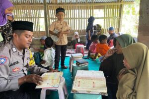 Menabur Cahaya di Simpang Jernih: Bripka Saifullah, Polisi yang Mengaji Bersama Anak Desa