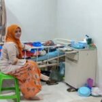 Dengan Penuh Kasih: Istri Wakil Bupati Aceh Timur Menyapa Pasien di RSUD dr. Zubir Mahmud Idi