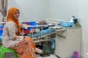 Dengan Penuh Kasih: Istri Wakil Bupati Aceh Timur Menyapa Pasien di RSUD dr. Zubir Mahmud Idi