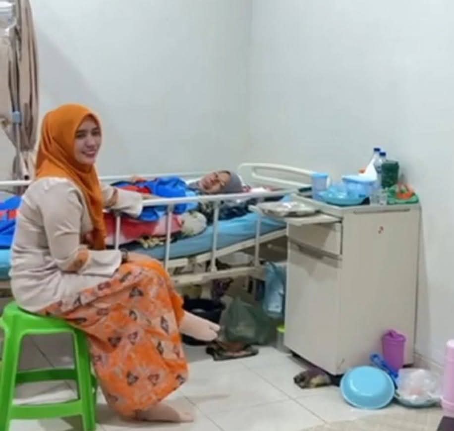 Dengan Penuh Kasih: Istri Wakil Bupati Aceh Timur Menyapa Pasien di RSUD dr. Zubir Mahmud Idi