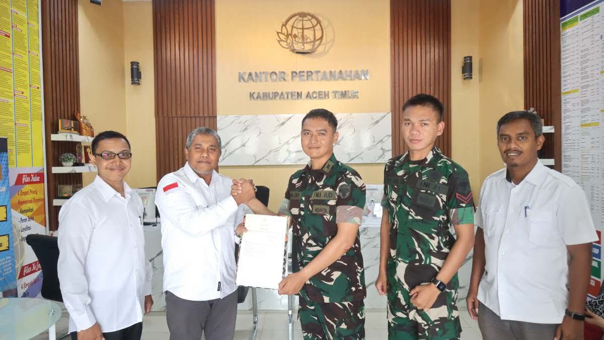 Kantor Pertanahan Aceh Timur Serahkan Sertipikat Tanah ASMIL Peudawa Yonif TP 853/BRB