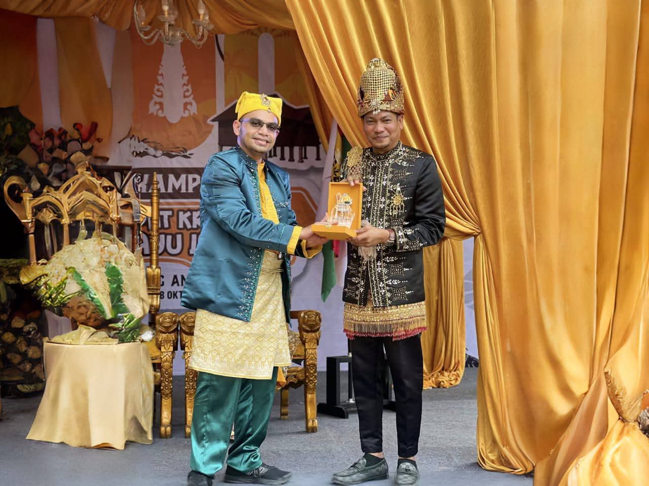 Wakil Bupati Aceh Timur Terima Penghargaan dari Kesultanan Langkat