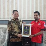 Wabup Aceh Timur T. Zainal Abidin Terima Piagam Penghargaan dari PWDPI