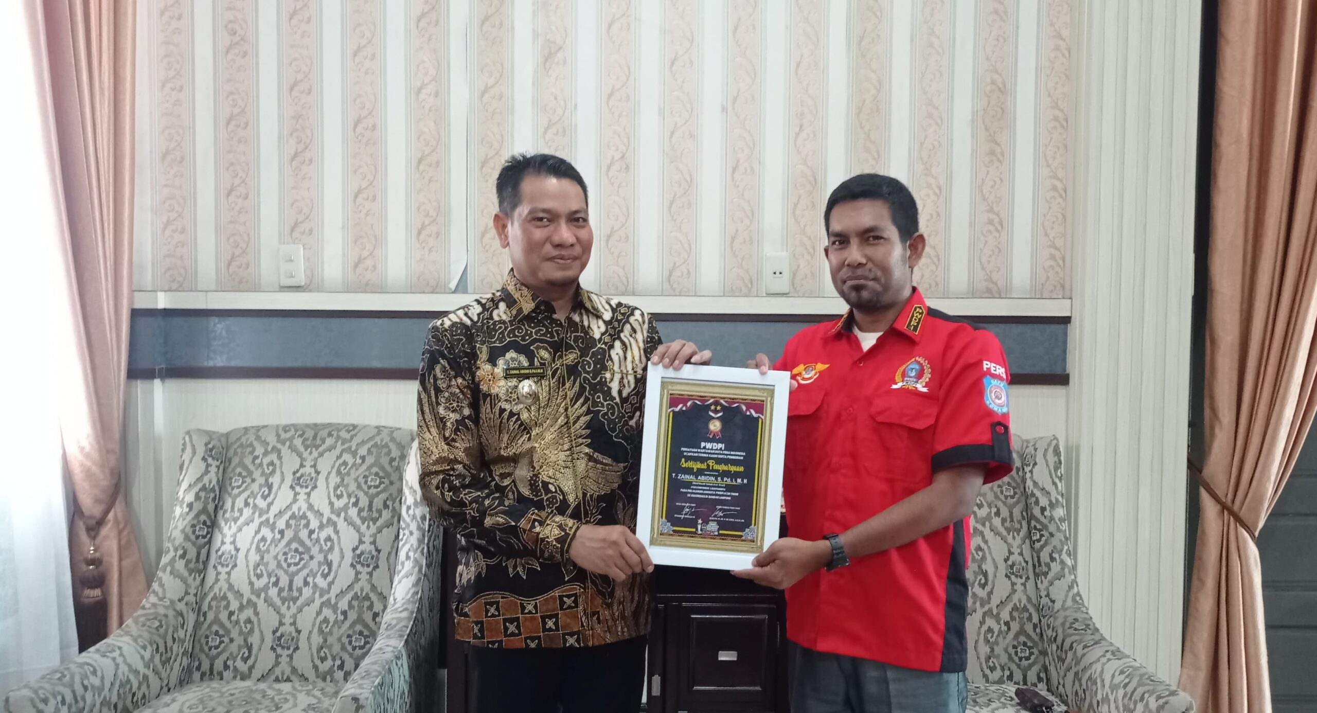 Wabup Aceh Timur T. Zainal Abidin Terima Piagam Penghargaan dari PWDPI