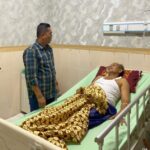 Tak Dapat Hadir Langsung, Wabup T. Zainal Utus Ajudan Jenguk Tgk. Awe