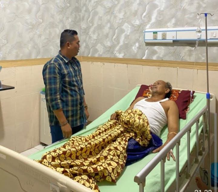 Tak Dapat Hadir Langsung, Wabup T. Zainal Utus Ajudan Jenguk Tgk. Awe