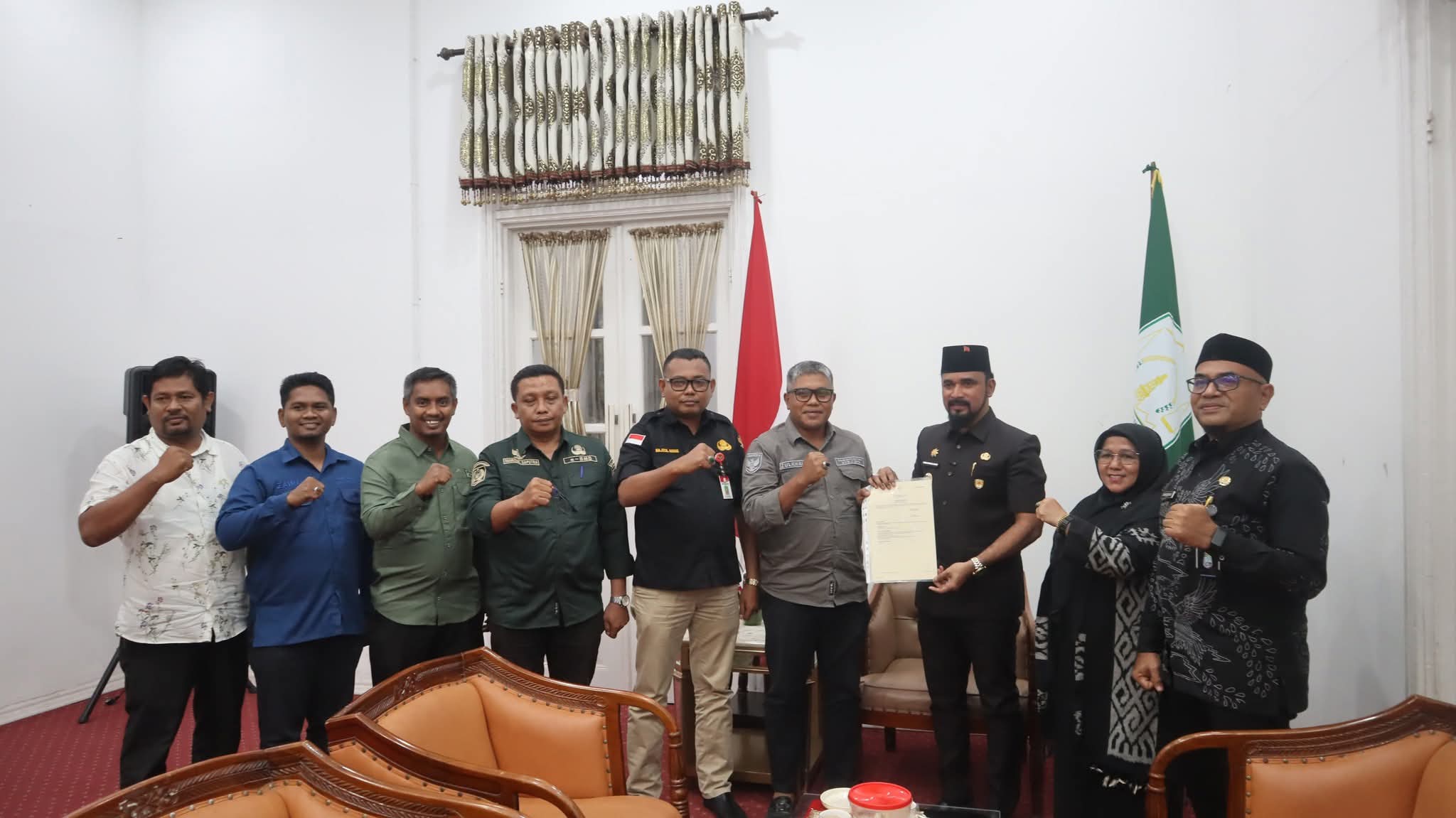 Sertifikasi Aset Tuntas, Kantor Pertanahan Aceh Timur Serahkan Sertipikat Tanah Sekolah Rakyat di Pendopo Bupati