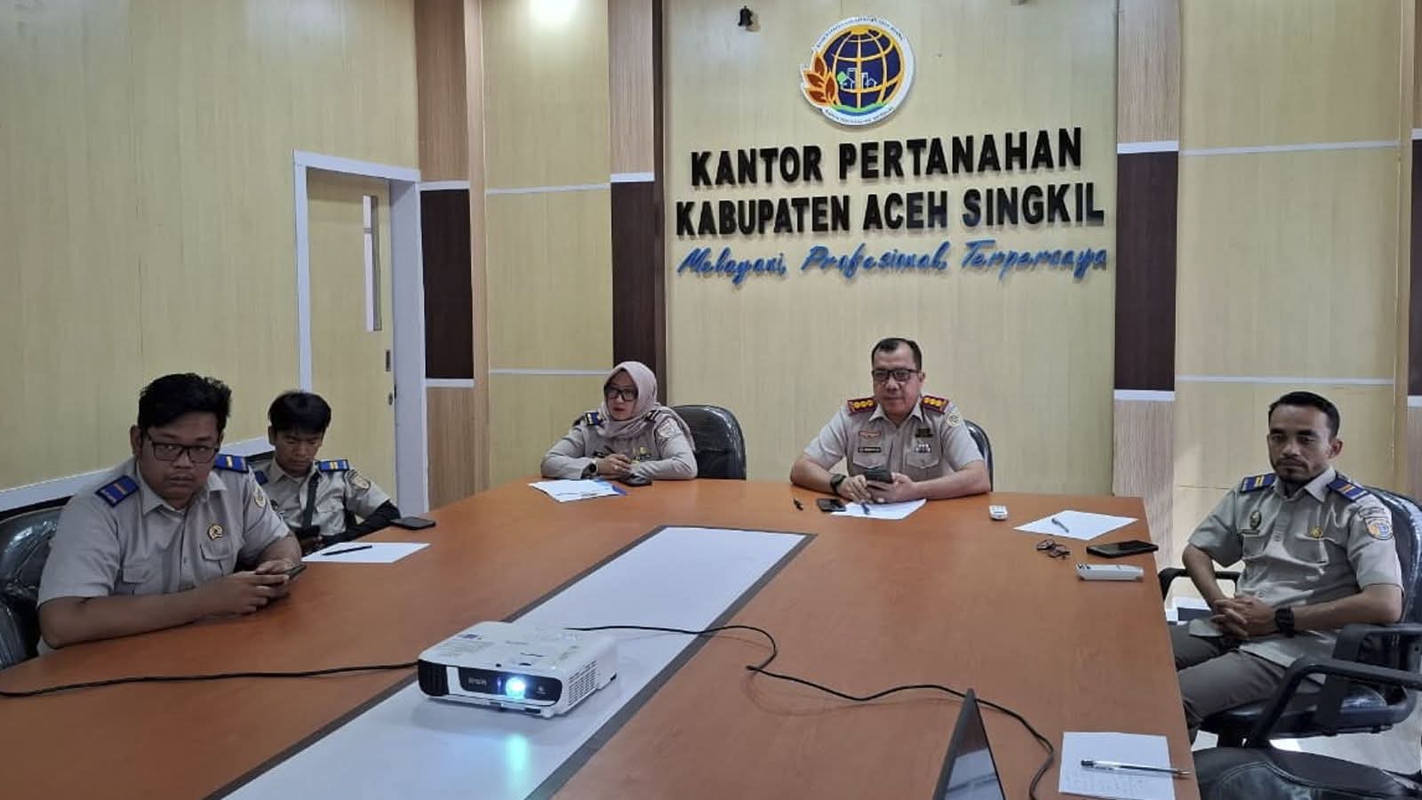 Kantor Pertanahan Aceh Singkil Ikuti Monitoring dan Evaluasi Strakom 2025 untuk Penguatan Layanan Informasi Publik