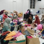 Ibu-Ibu Warga Kajhu Sortir Pakaian Layak Pakai di Kantor Desa untuk Korban Banjir