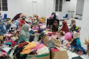 Ibu-Ibu Warga Kajhu Sortir Pakaian Layak Pakai di Kantor Desa untuk Korban Banjir