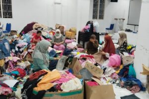 Ibu-Ibu Warga Kajhu Sortir Pakaian Layak Pakai di Kantor Desa untuk Korban Banjir