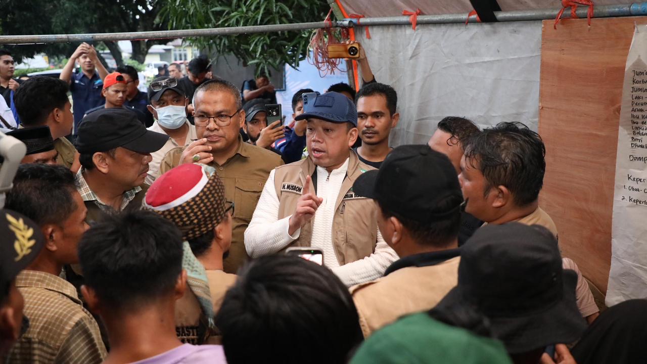 Menteri Nusron Salurkan Bantuan dan Dengar Jeritan Warga yang Kehilangan Keluarga di Kabupaten Agam