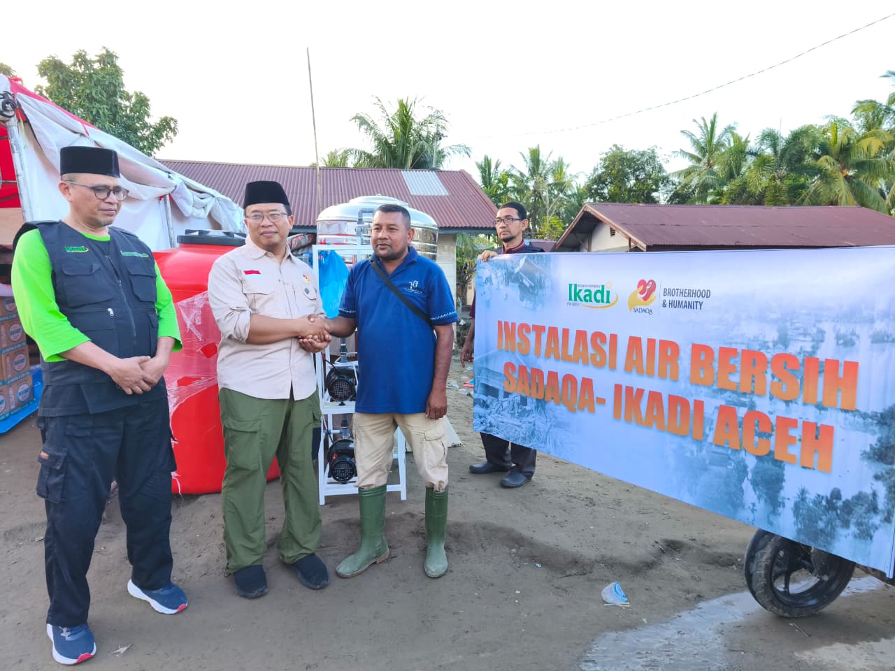 Lembaga Sadaqa Jakarta Salurkan Bantuan Mesin Penyuling Air Bersih untuk Korban Banjir di Gampong Cot Ara, Bireuen