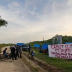 Ratusan Warga Blokir Akses Kebun PT Bumi Flora, Tuntut Pengembalian Lahan