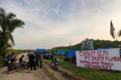 Ratusan Warga Blokir Akses Kebun PT Bumi Flora, Tuntut Pengembalian Lahan