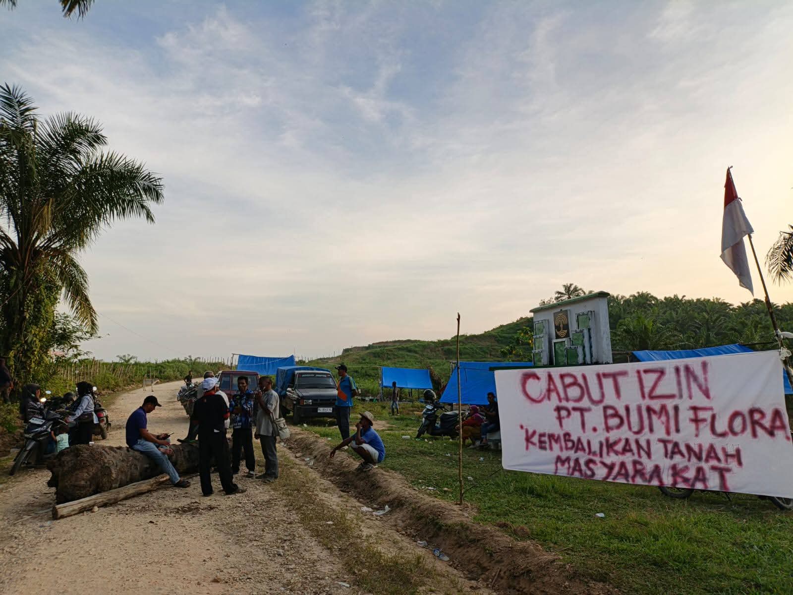 Ratusan Warga Blokir Akses Kebun PT Bumi Flora, Tuntut Pengembalian Lahan