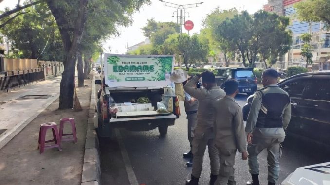Satpol PP WH Banda Aceh Menertibkan PKL di Badan Jalan, Pedagang Dibina