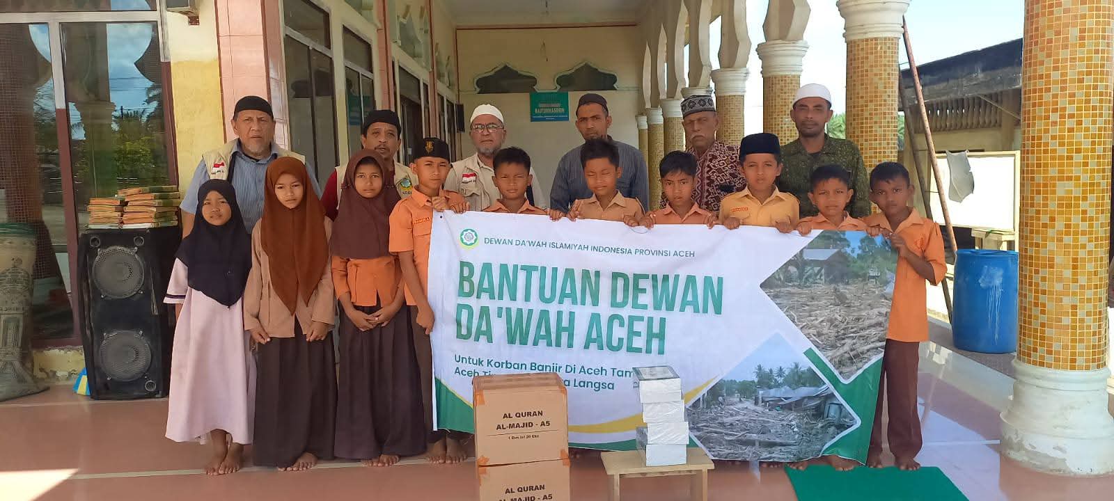 Penyerahan Bantuan Al Qur'an dan Iqra' di Gampong Teumpeun, Kec. Peureulak Barat, Kab. Aceh Timur, Sabtu (31/1/2026).