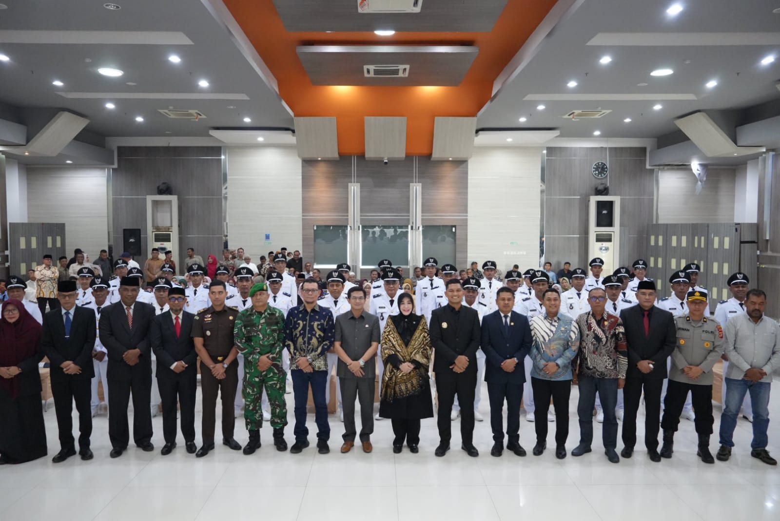 Pimpinan dan Anggota DPRK Banda Aceh Hadiri Pelantikan Keuchik Serentak