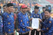 Di Bawah Hujan Deras, Harapan Itu Datang : Mualem Serahkan SK PPPK Paruh Waktu untuk Ribuan Honorer