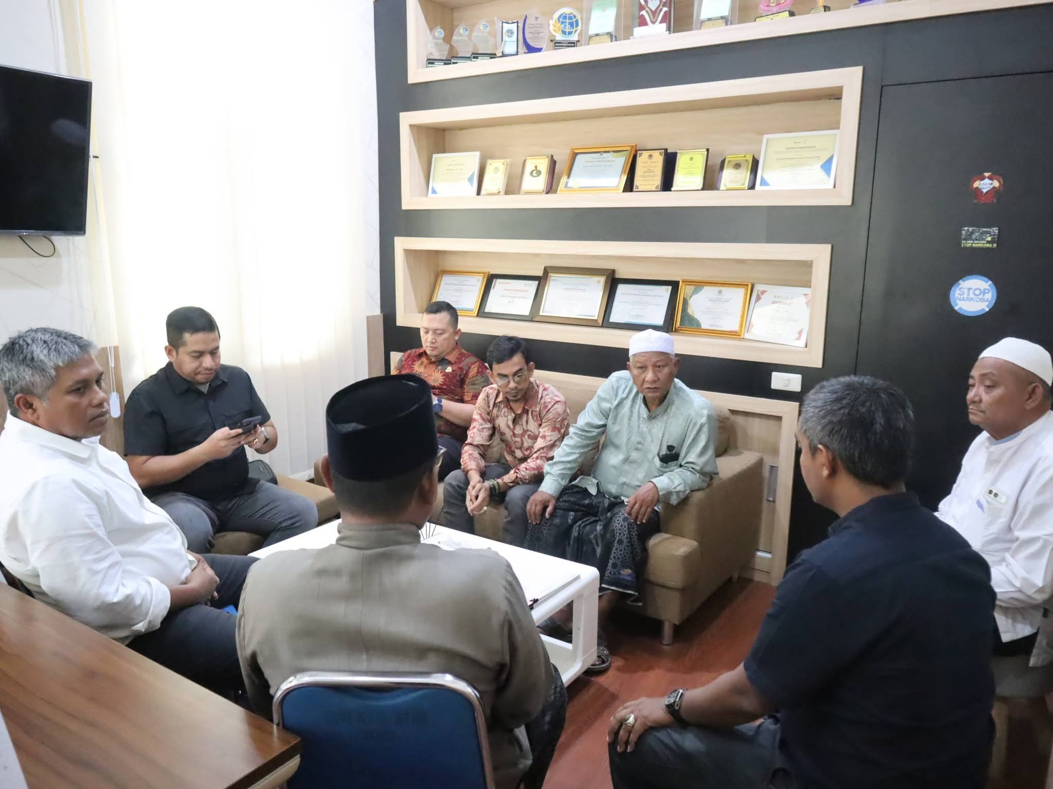 Sinergi Lintas Lembaga, Kantah Aceh Timur Serahkan Sertipikat Wakaf Dayah