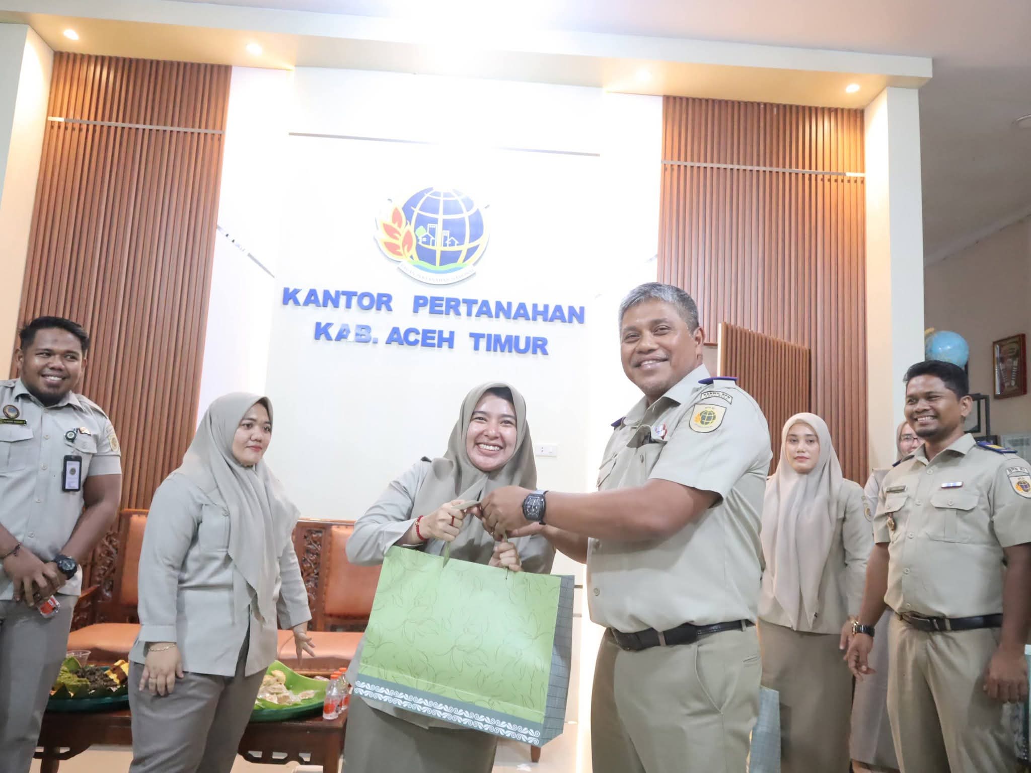 Perpisahan Penuh Haru di Kantah Aceh Timur, Pegawai PPPK Diantar ke Tugas Baru