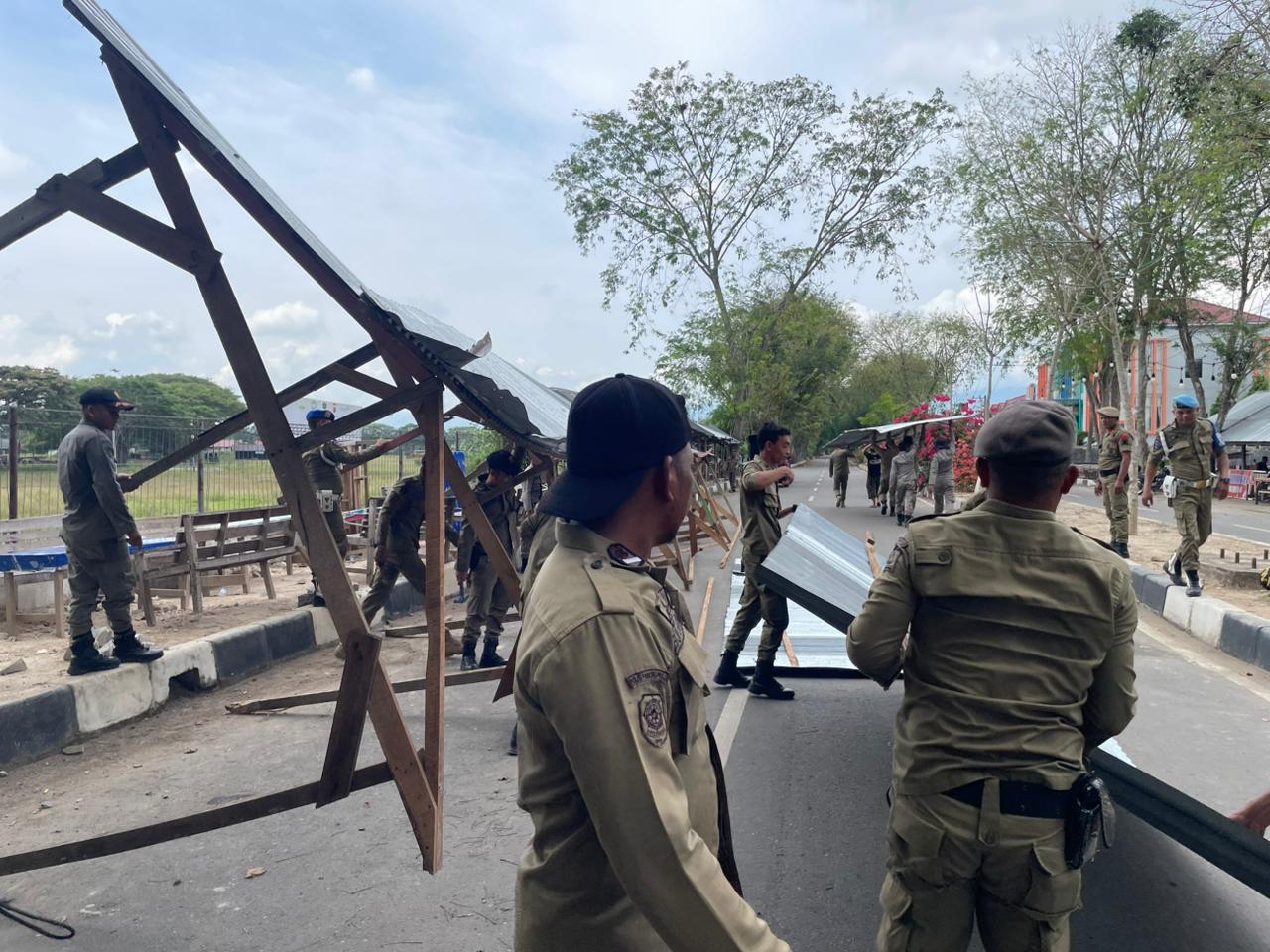 Satpol PP dan WH Aceh Besar Bongkar Bangunan Liar di Blang Bintang