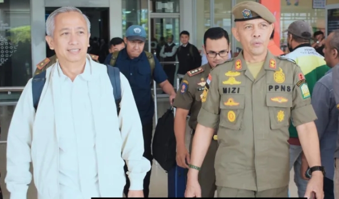 Wakili Kasatpol PP dan WH Aceh, Kabid Tibumtranmas Jemput Direktur Satpol PP dan Linmas di Bandara SIM