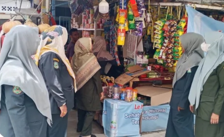 WH Wanita Aceh Gelar Patroli Operasi Jum’at, Ingatkan Pria Segera Tinggalkan Warung dan Menuju Masjid