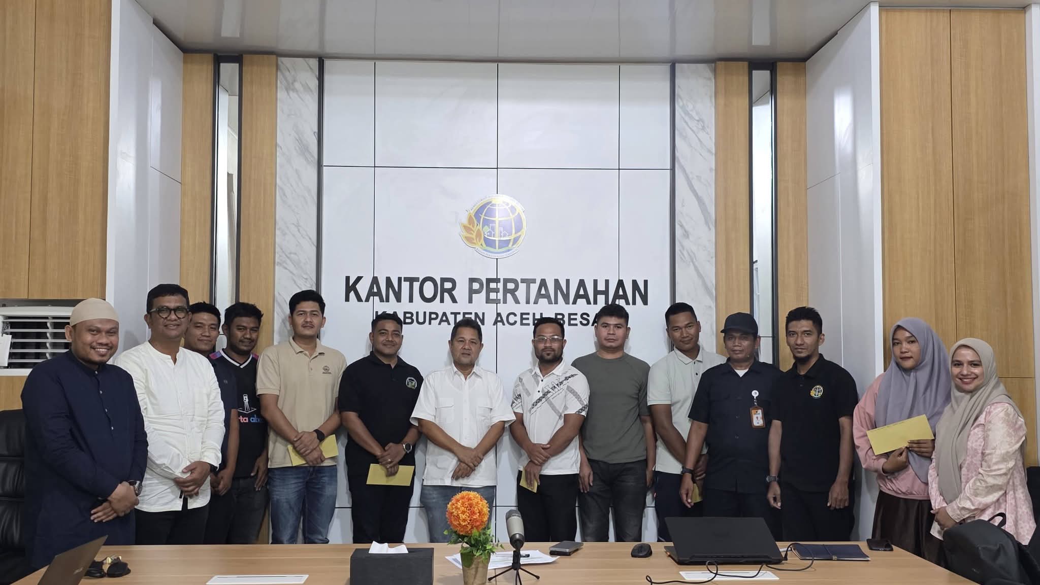 Kantor Pertanahan Aceh Besar Apresiasi “Pahlawan Belakang Layar” di Bulan Ramadhan