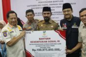 Wagub Aceh Bersama Mendagri dan Mensos Serahkan Bantuan untuk Korban Bencana Aceh Timur