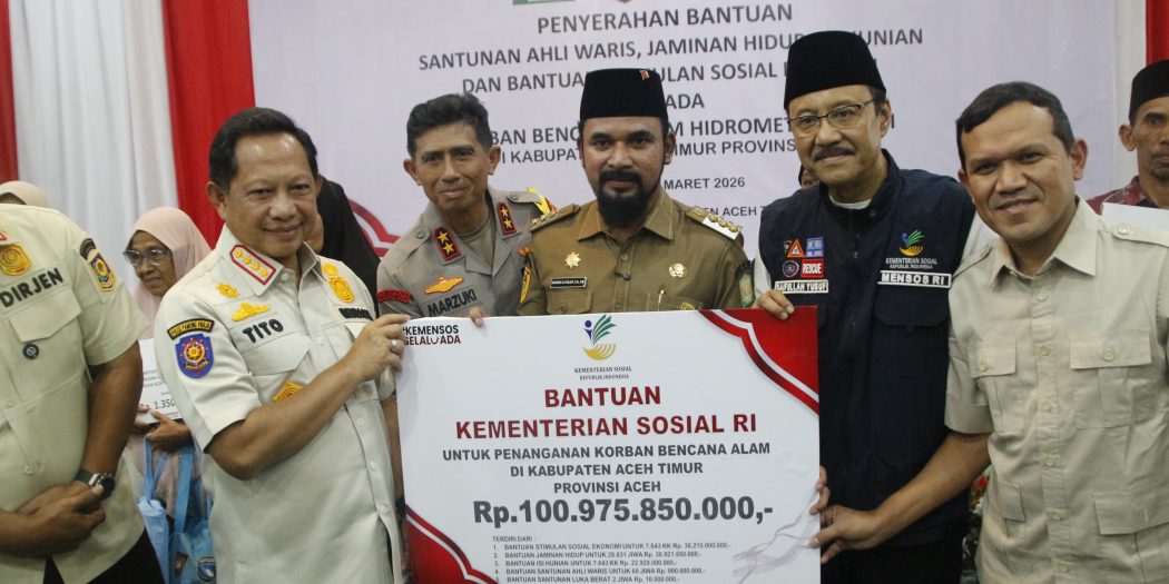 Wagub Aceh Bersama Mendagri dan Mensos Serahkan Bantuan untuk Korban Bencana Aceh Timur