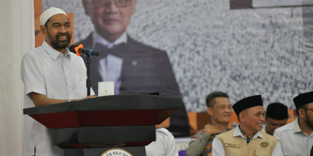Mualem Lepas Kloter Perdana Calon Jemaah Haji Aceh, Ingatkan Bersihkan Hati dan Jaga Kesehatan