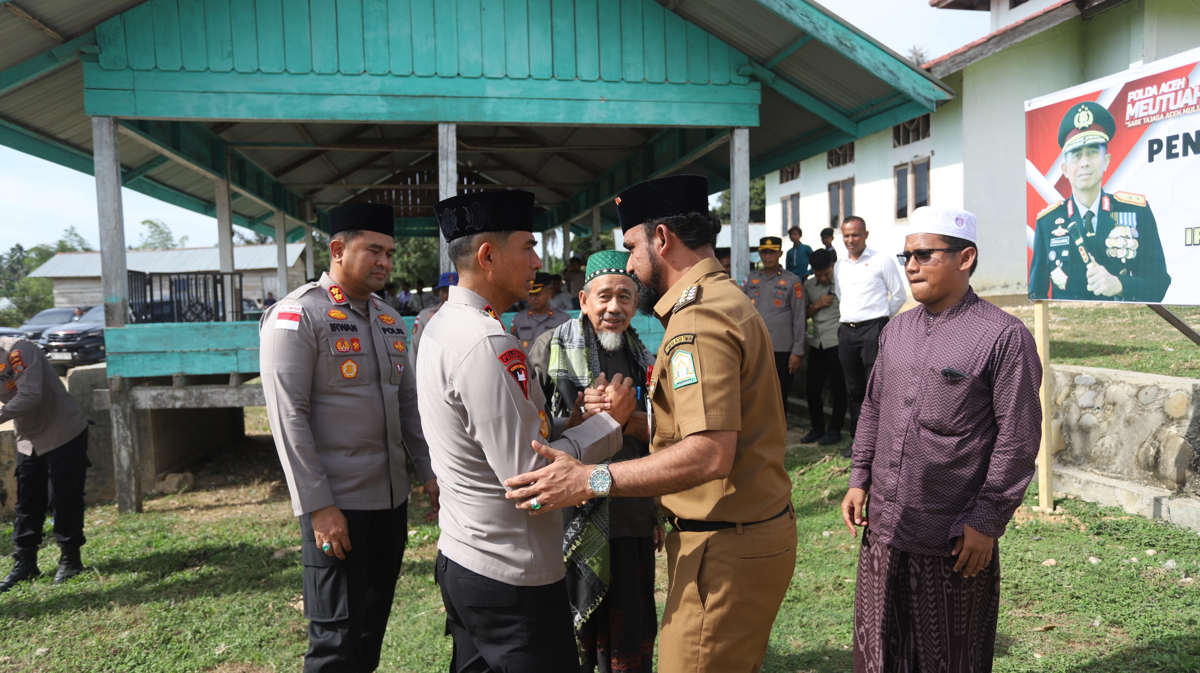 Kapolda Aceh Serahkan Hewan Kurban Untuk Dayah Al Maimanah