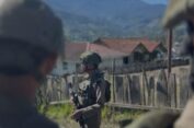 Hadir di Tengah Ketenangan Ibadah, Patroli Satgas Damai Cartenz Jaga Keamanan dan Pererat Kedekatan dengan Jemaat di Sinak