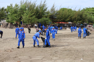 Ratusan Personel Ditpolairud Polda Aceh Laksanakan Kegiatan ASRI di Pantai Syiah Kuala Sambut Hari Bhayangkara ke-80