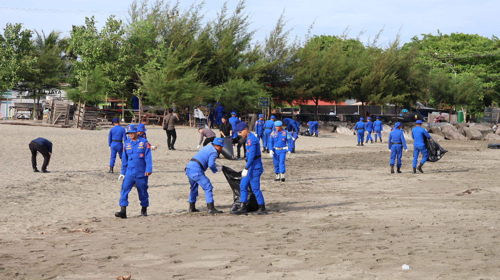 Ratusan Personel Ditpolairud Polda Aceh Laksanakan Kegiatan ASRI di Pantai Syiah Kuala Sambut Hari Bhayangkara ke-80