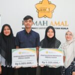 Rumah Amal Masjid Jamik USK Salurkan Bantuan UKT bagi Dua Mahasiswa Korban Kebakaran di Setui