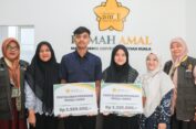 Rumah Amal Masjid Jamik USK Salurkan Bantuan UKT bagi Dua Mahasiswa Korban Kebakaran di Setui