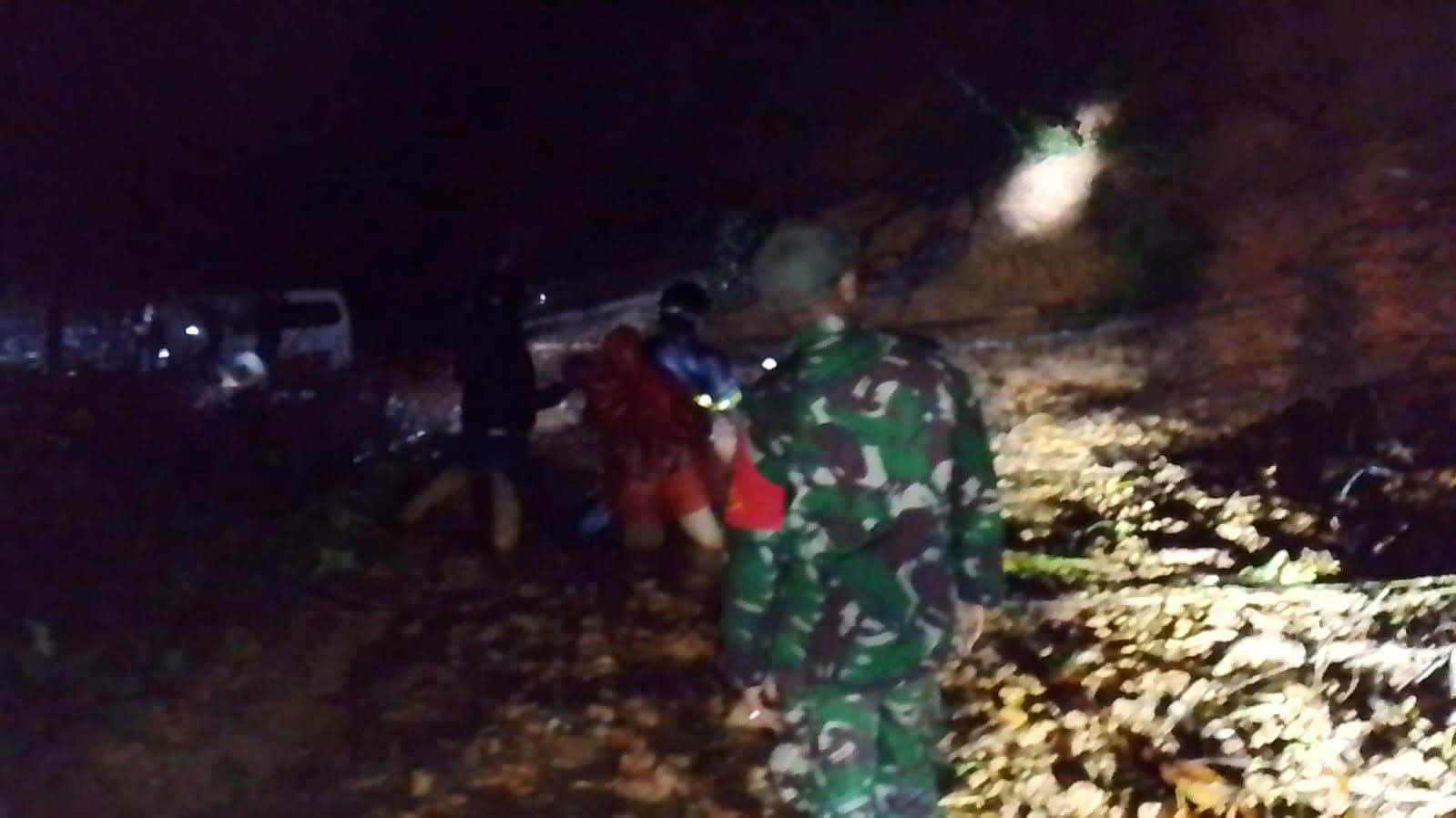 Longsor Tutup Total Jalan Peureulak–Lokop, Warga Minta PUPR Segera Bertindak