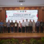 Serahkan Sertipikat Aset BMD dan BUMD Pemprov Kalsel, Wamen Ossy: Perkuat Kepastian Hukum Aset Daerah