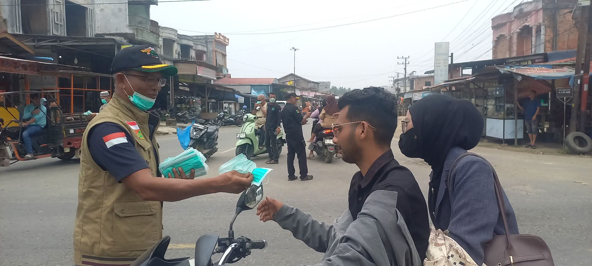 Cegah Risiko Gangguan Pernapasan, RAPI Aceh Timur Bagikan Masker Gratis